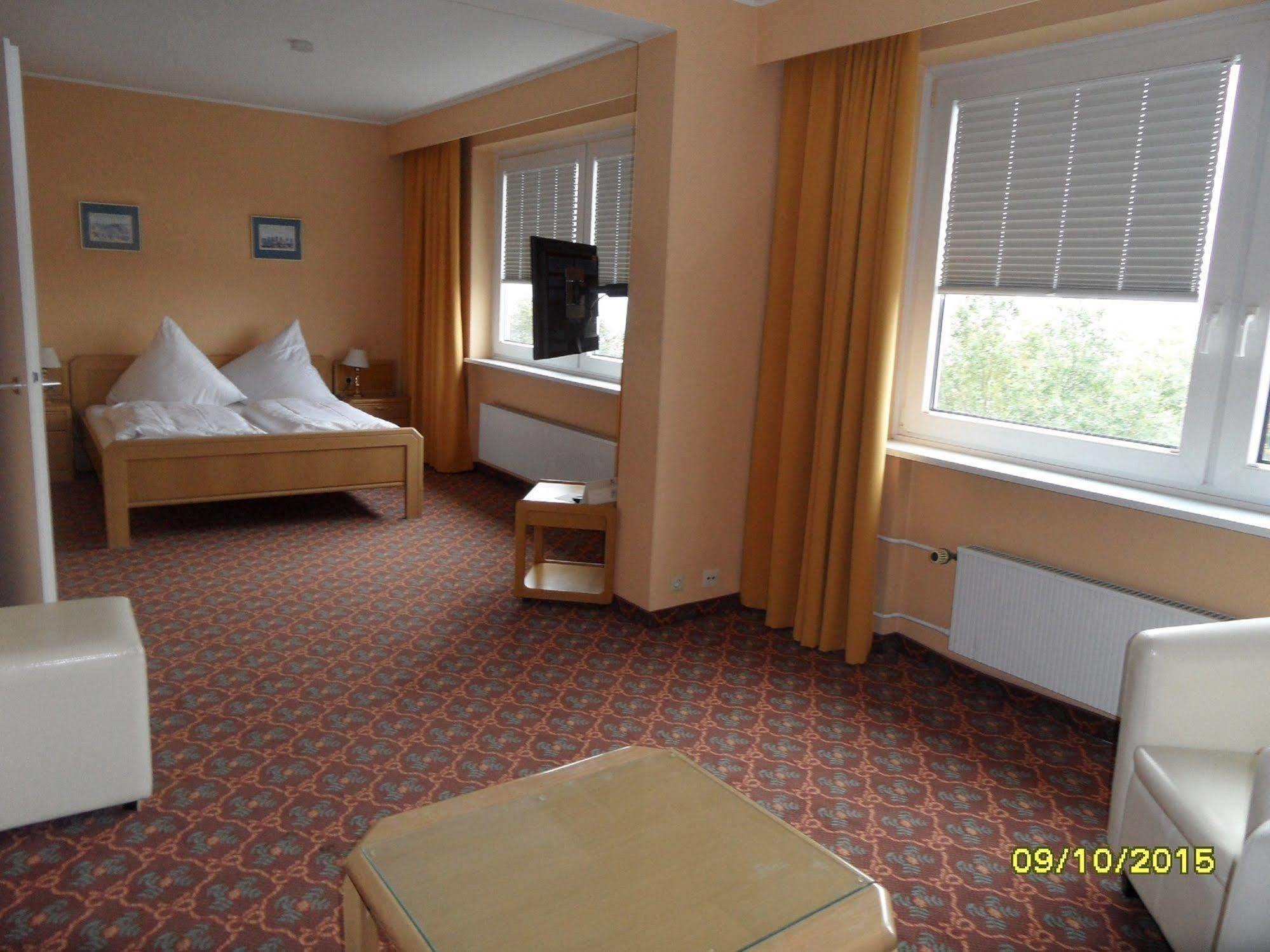 Wiking Hotel Хенщед-Улцбург Екстериор снимка